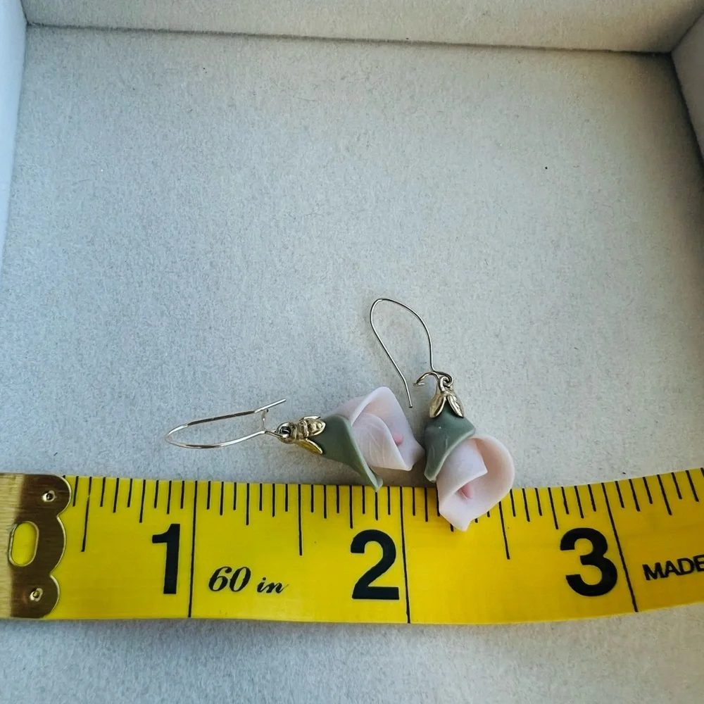 Vintage Porcelain Calla Lily Wire Earrings in Yellow Gold - Picture 7 of 9